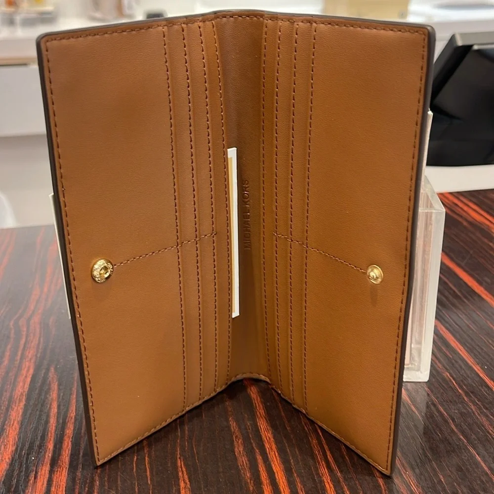 Michael Kors Reed Large Bifold Signature Snap Wallet Card Case 
Brown 
NWT - Picture 13 of 16